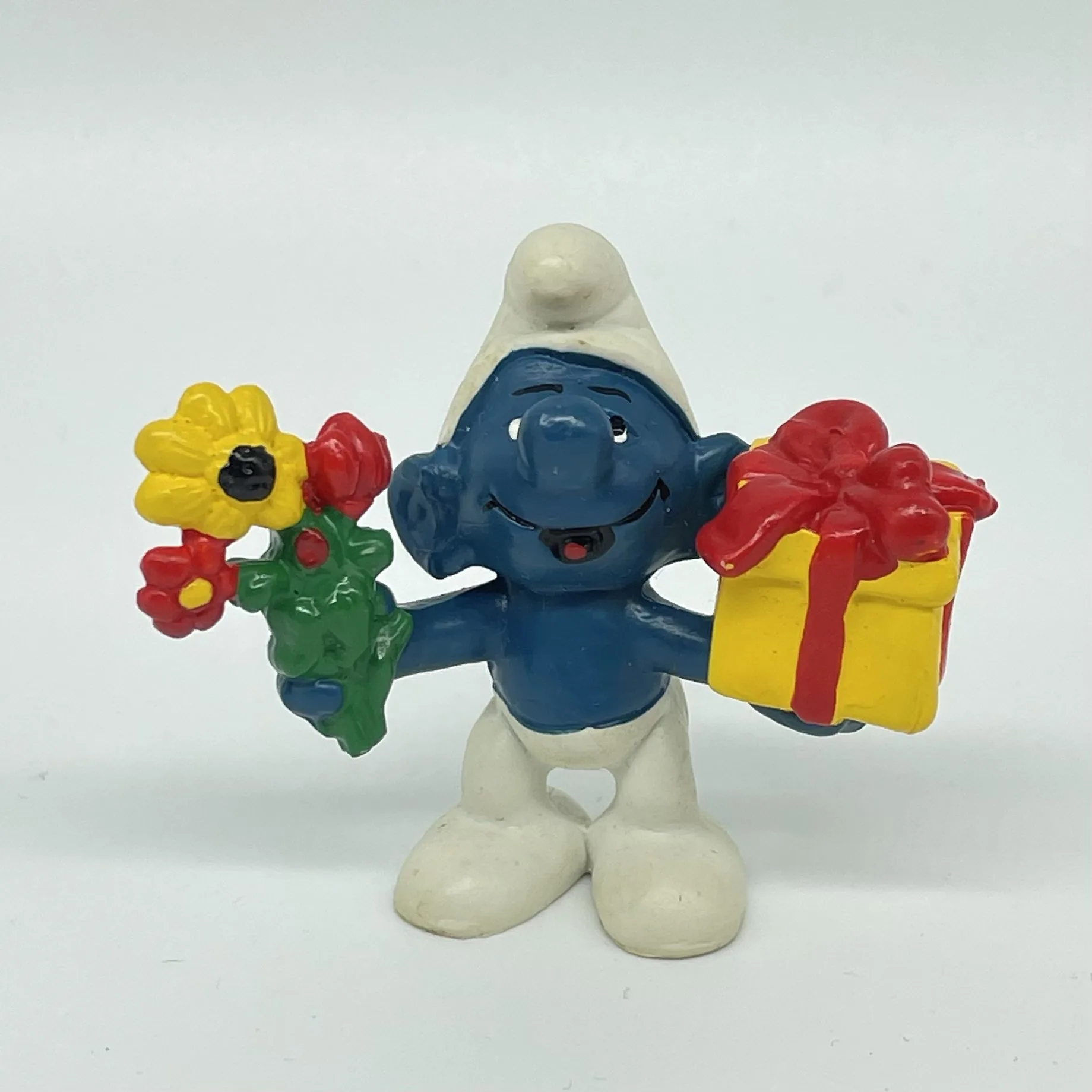 Smurfs - Vintage Gift Smurf Figurine #20040