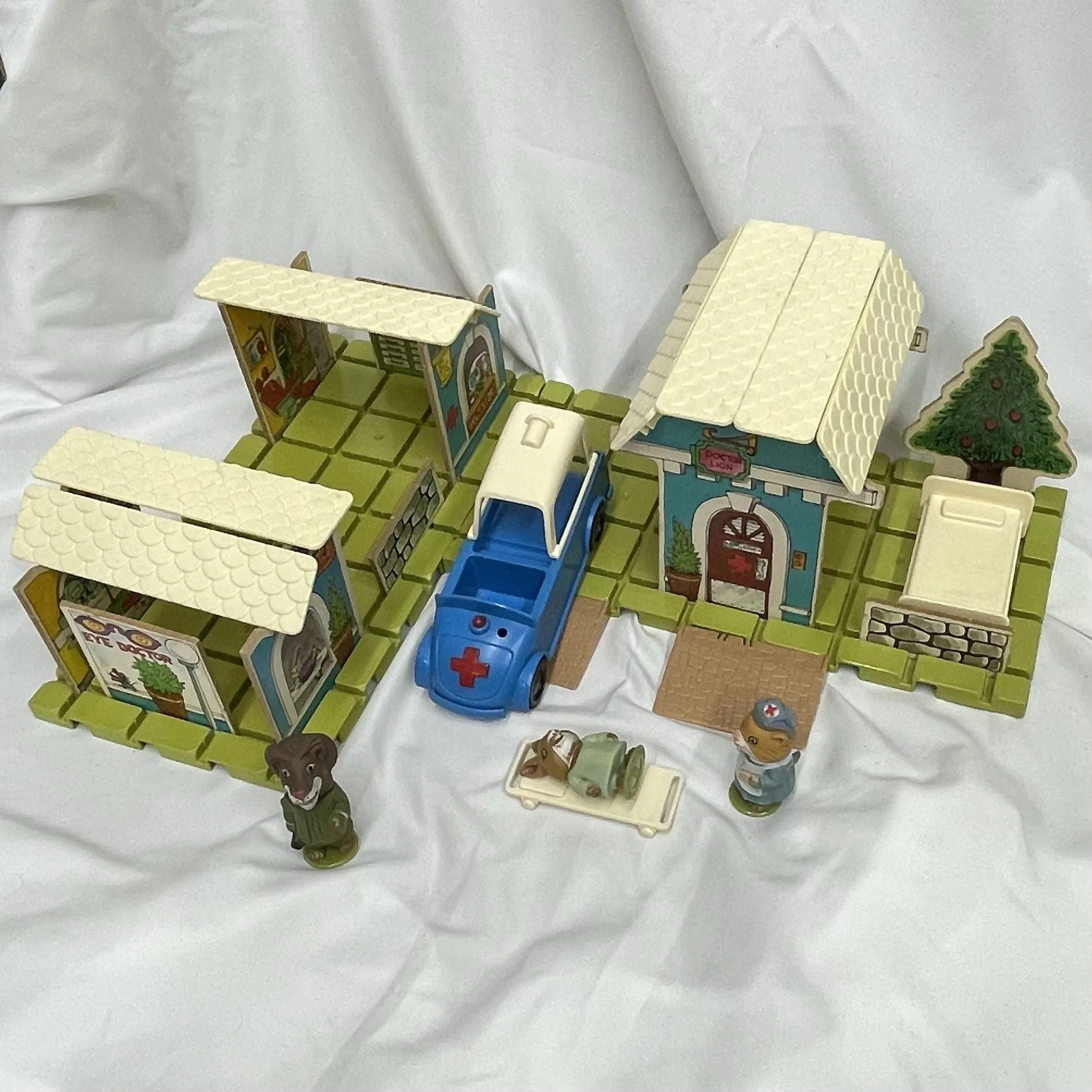 Playskool Richard Scarry’s Puzzletown Dr. Lion’s Medical Centre from 1976 - Image 2